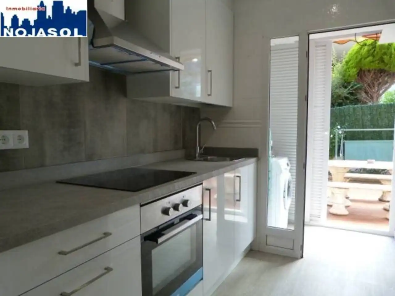 Cuina de Apartament de lloguer en Arnuero amb Calefacció, Jardí privat i Terrassa