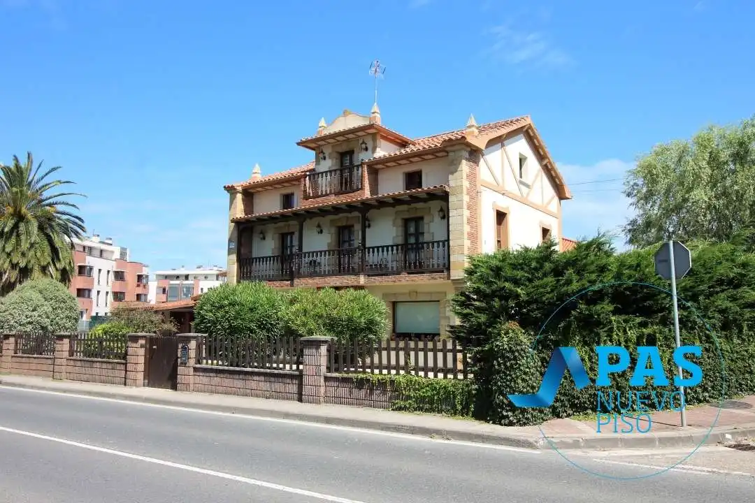 Außenansicht von Haus oder Chalet zum Verkauf in Santander mit Privatgarten, Parkett und Terrasse