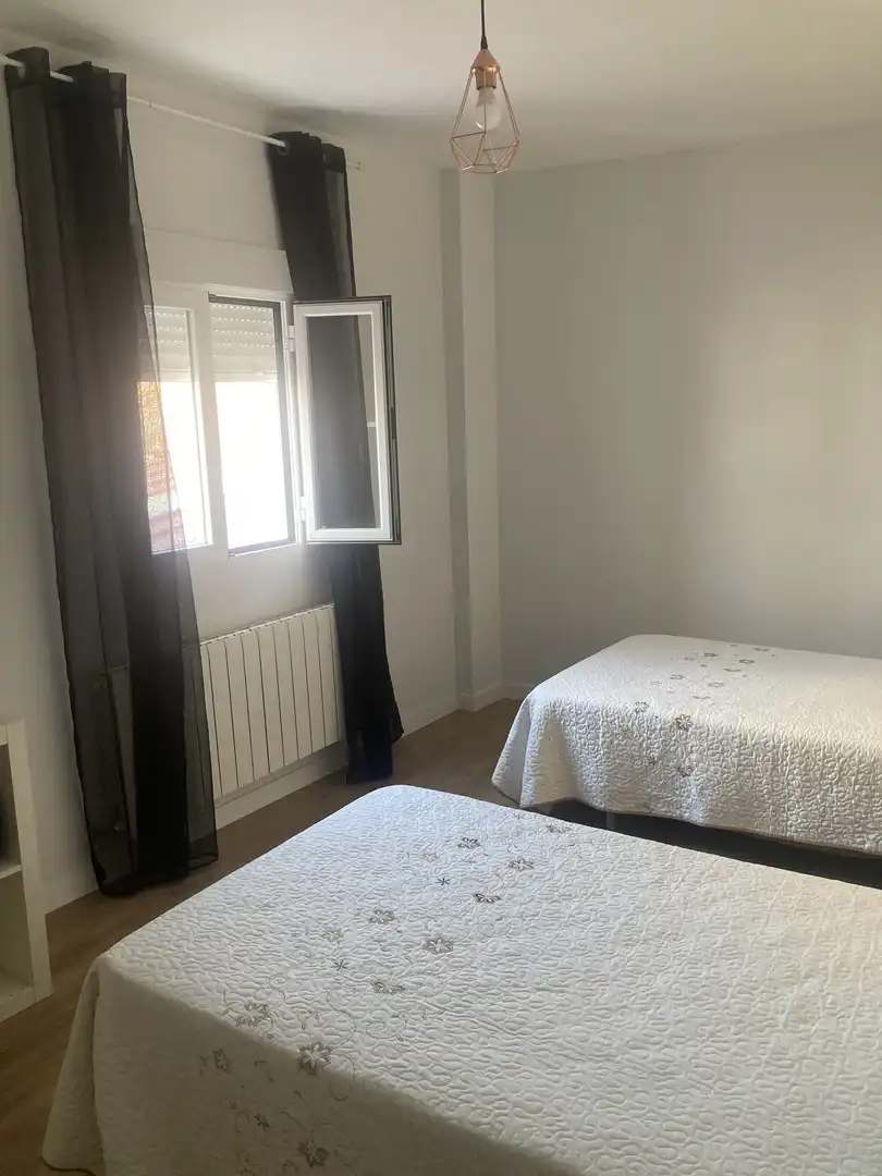 Dormitori de Casa adosada de lloguer en Peraleda de la Mata amb Aire condicionat, Parquet i Terrassa