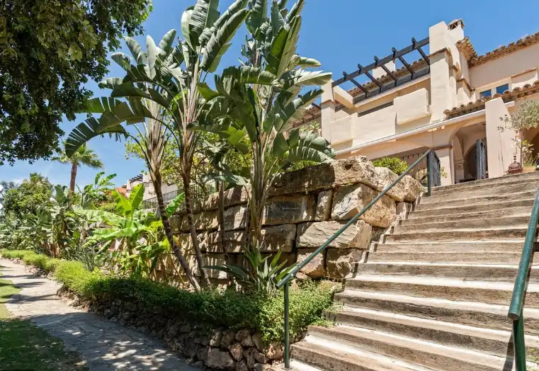 Außenansicht von Einfamilien-Reihenhaus zum Verkauf in Marbella mit Klimaanlage, Privatgarten und Terrasse
