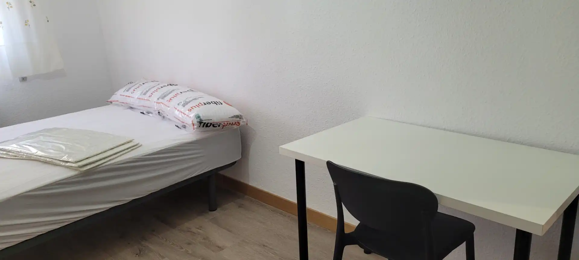 Habitación de Piso de alquiler en Cuenca con Calefacción, Parquet y Amueblado