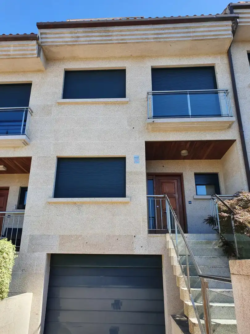 Vista exterior de Casa adosada en venda en Vigo  amb Calefacció, Jardí privat i Moblat