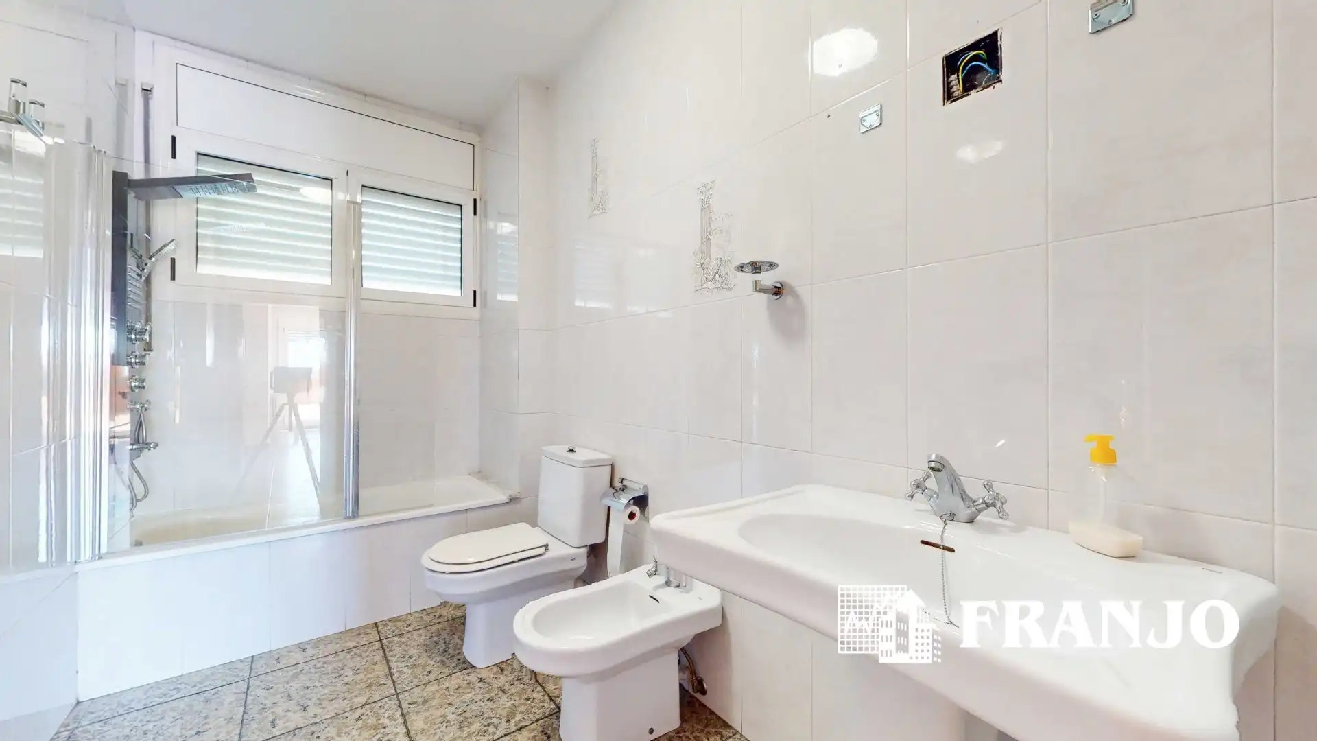Badezimmer von Einfamilien-Reihenhaus zum Verkauf in Barberà del Vallès mit Klimaanlage, Heizung und Terrasse