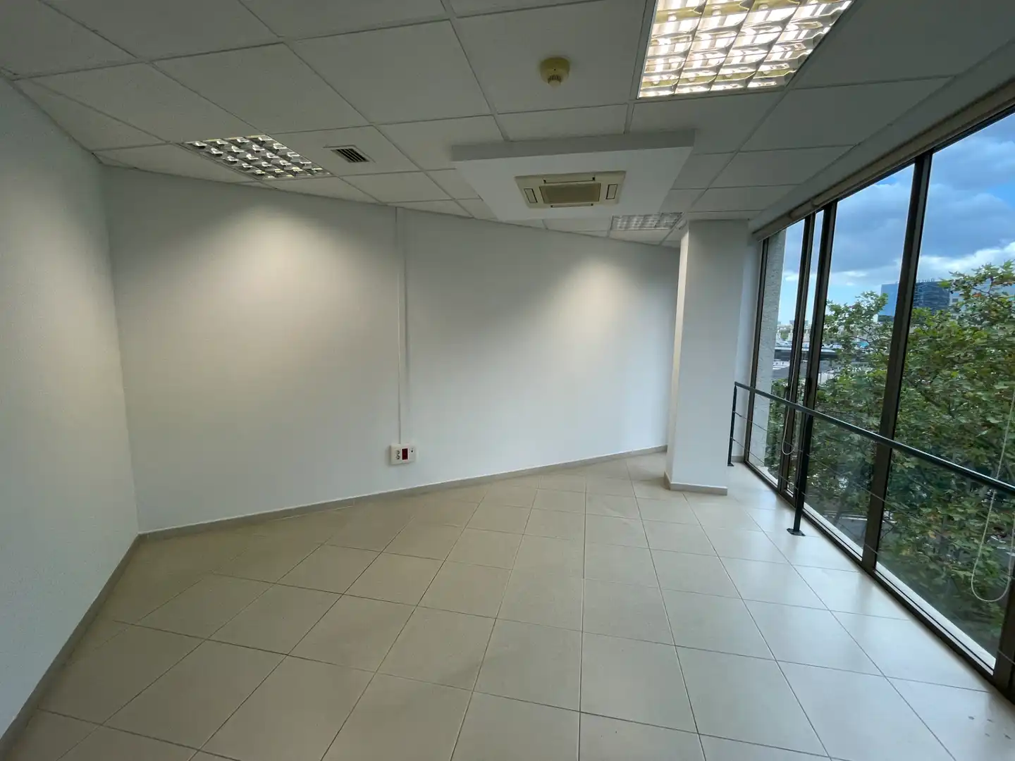 Office for rent in Barcelona  with Air Conditioner