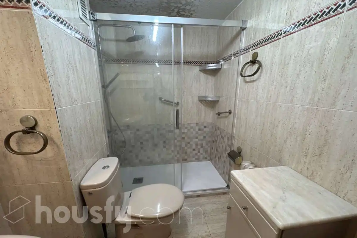 Baño de Piso de alquiler en Torrejón de Ardoz con Calefacción, Parquet y Terraza