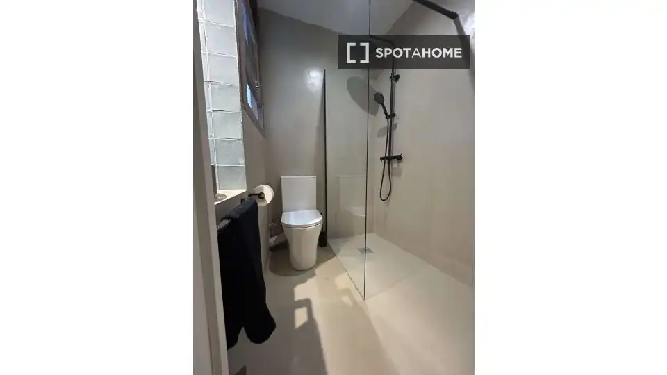 Bathroom of Flat for rent in Valencia  with Air Conditioner, Heating and Furnished
