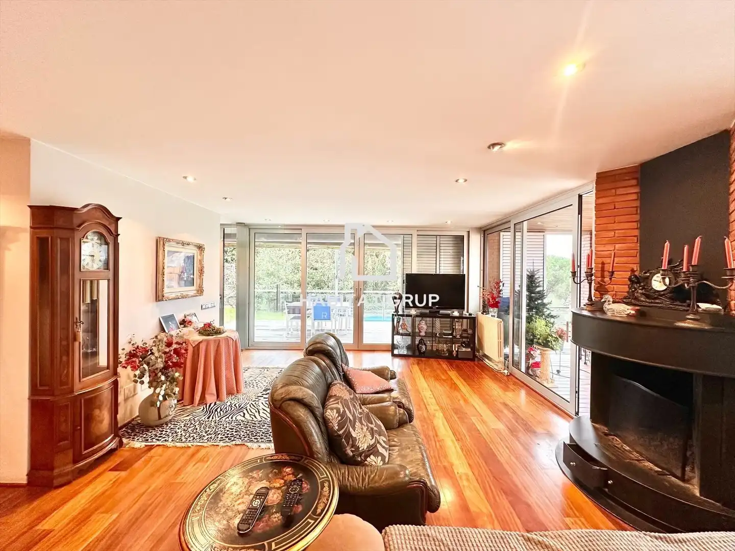 Sala de estar de Casa o chalet en venta en Girona con Aire acondicionado, Calefacción y Jardín privado