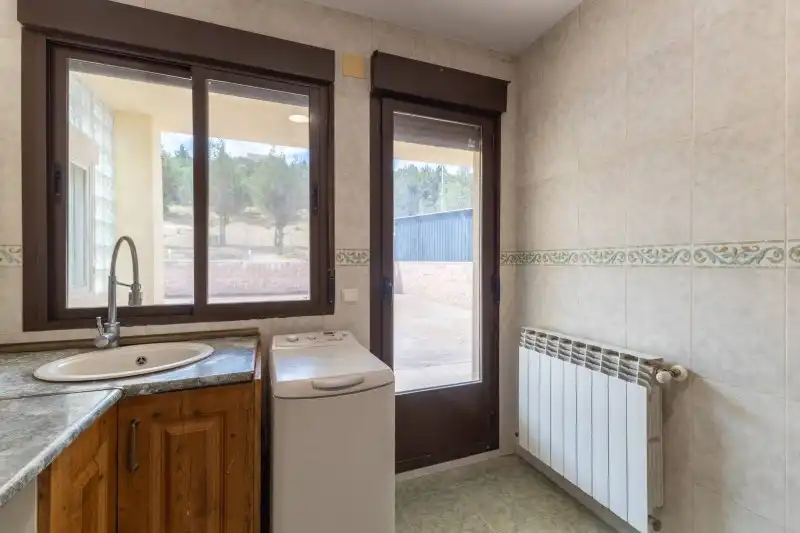 Cuina de Casa o xalet en venda en Duruelo amb Calefacció, Terrassa i Piscina