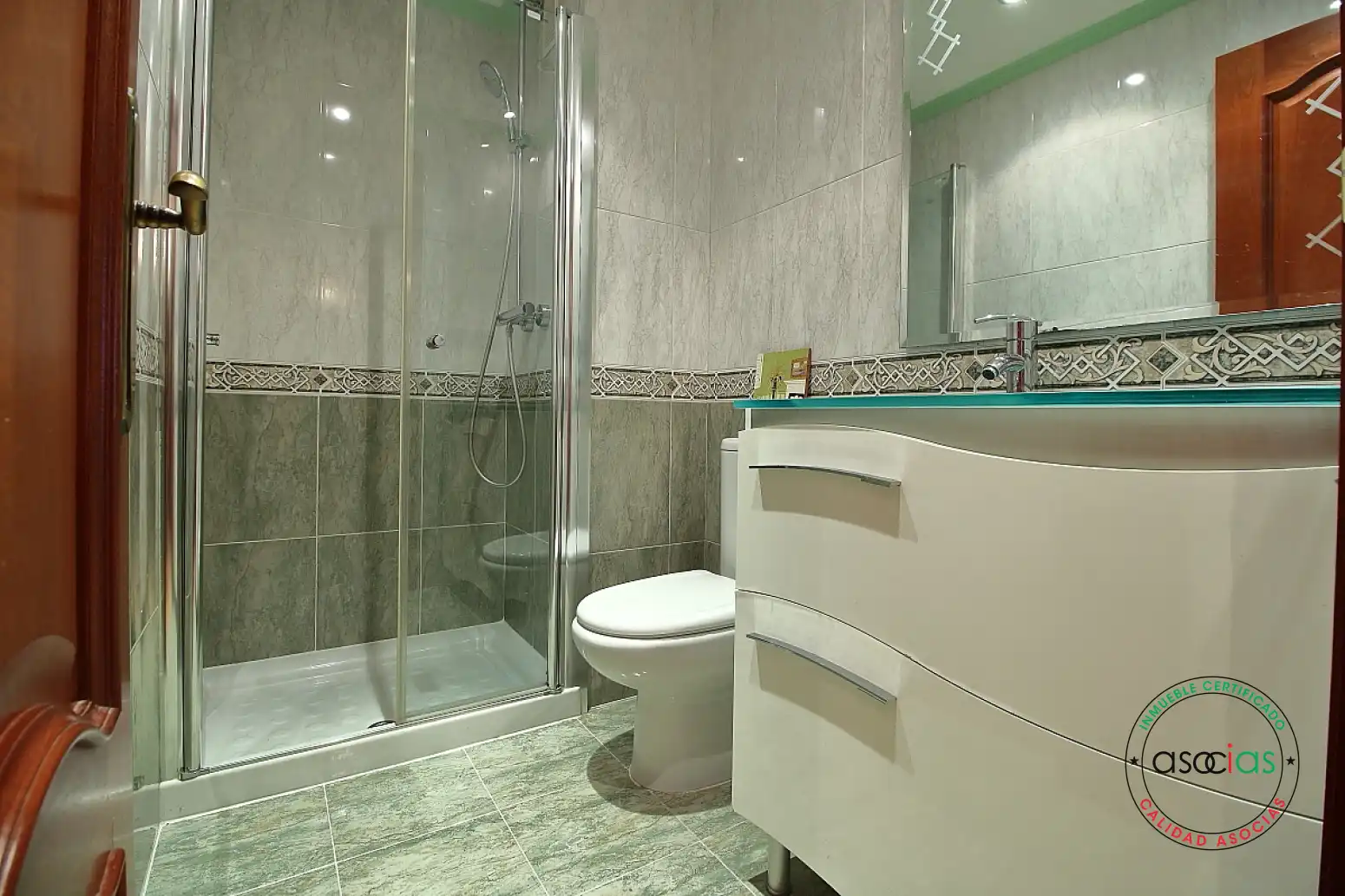 Baño de Piso en venta en Gijón  con Calefacción y Parquet