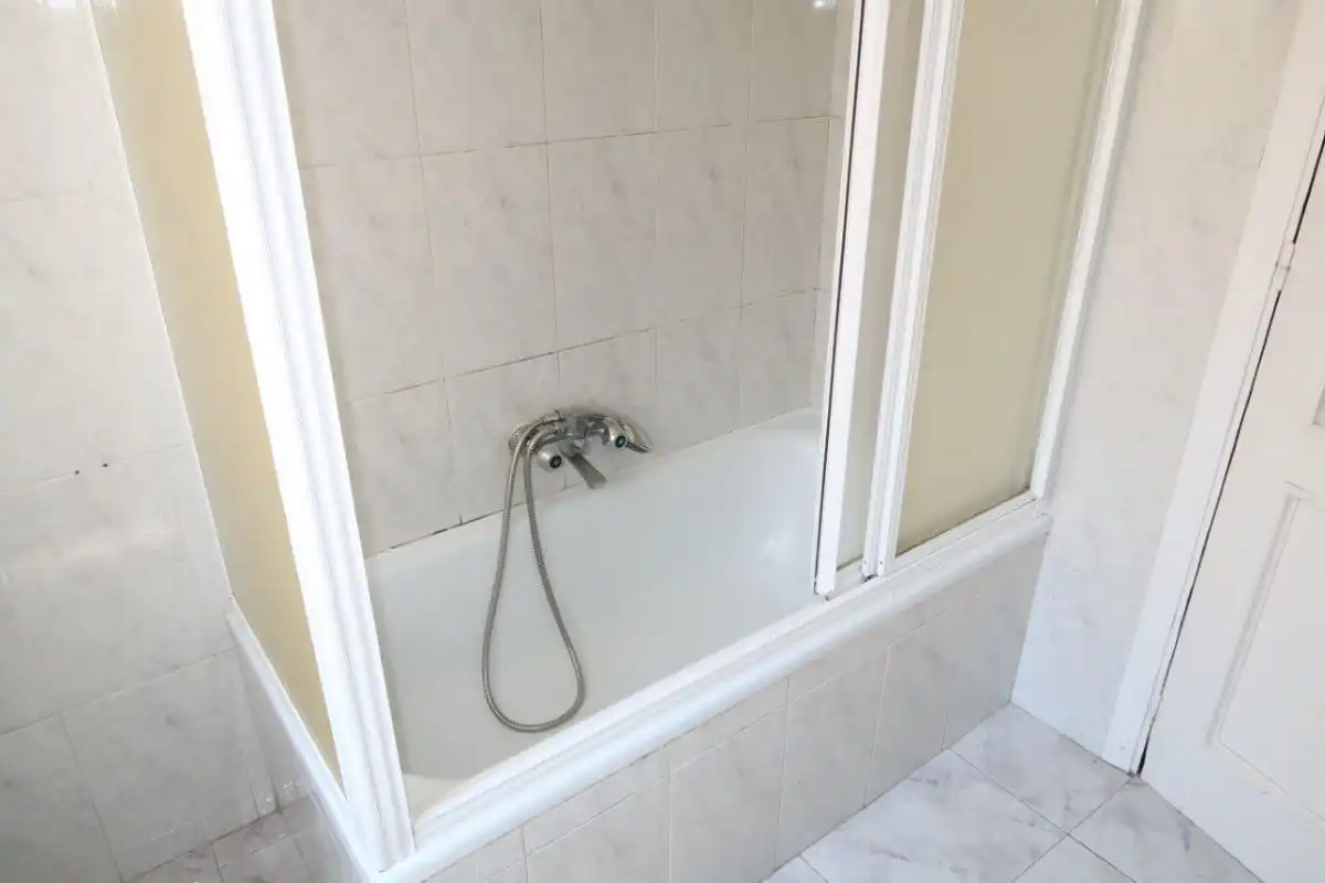 Badezimmer von Wohnung zur Miete in A Coruña Capital  mit Parkett