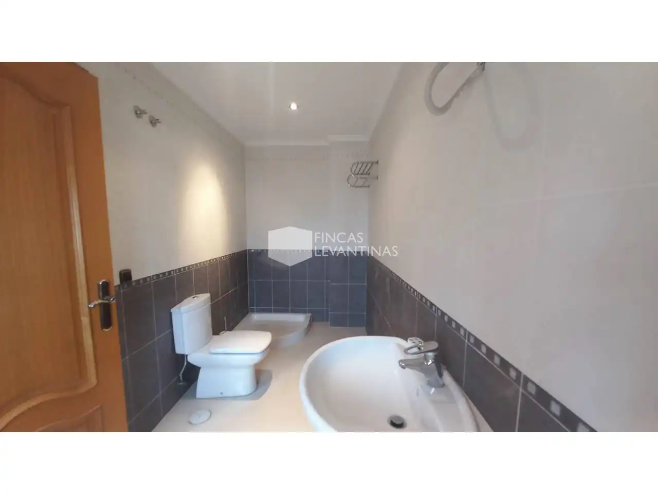 Bany de Casa o xalet en venda en San Vicente del Raspeig / Sant Vicent del Raspeig amb Aire condicionat, Jardí privat i Terrassa
