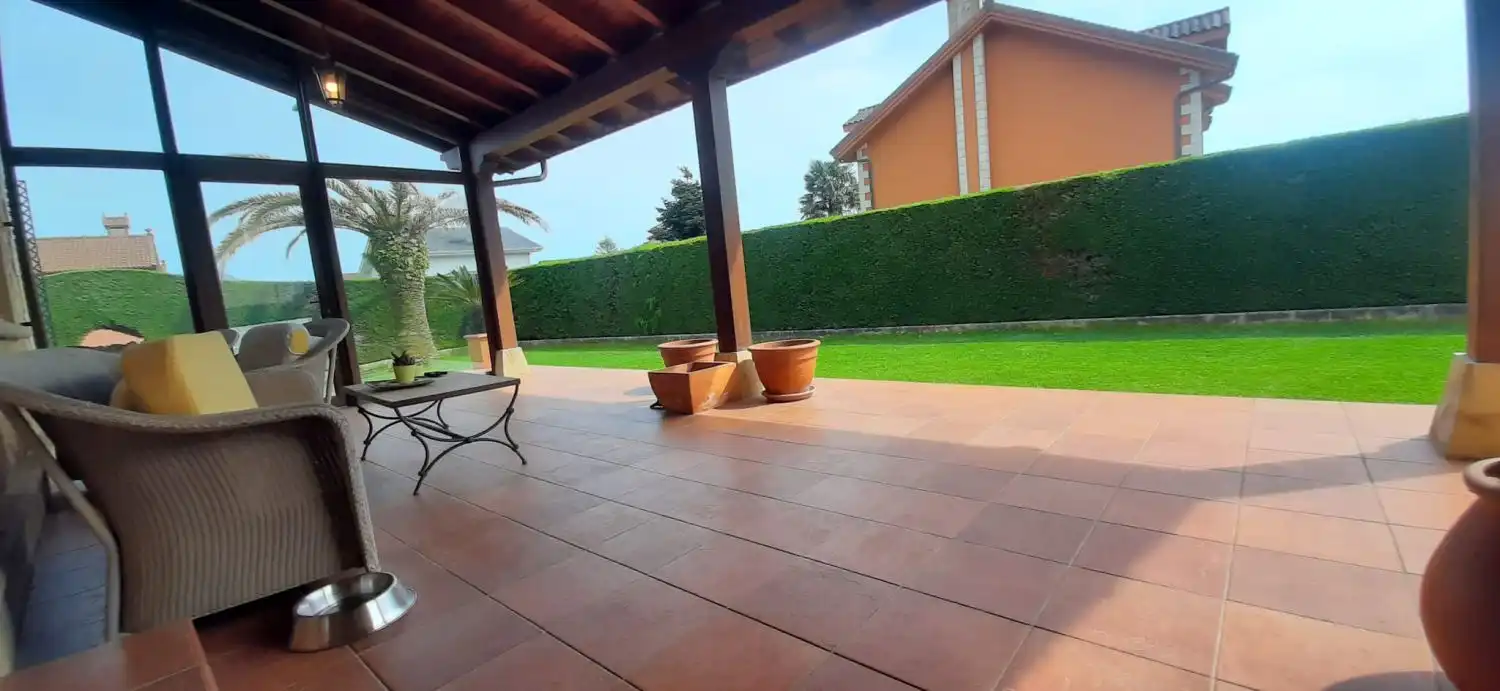 Terrassa de Casa o xalet en venda en Argoños  amb Calefacció