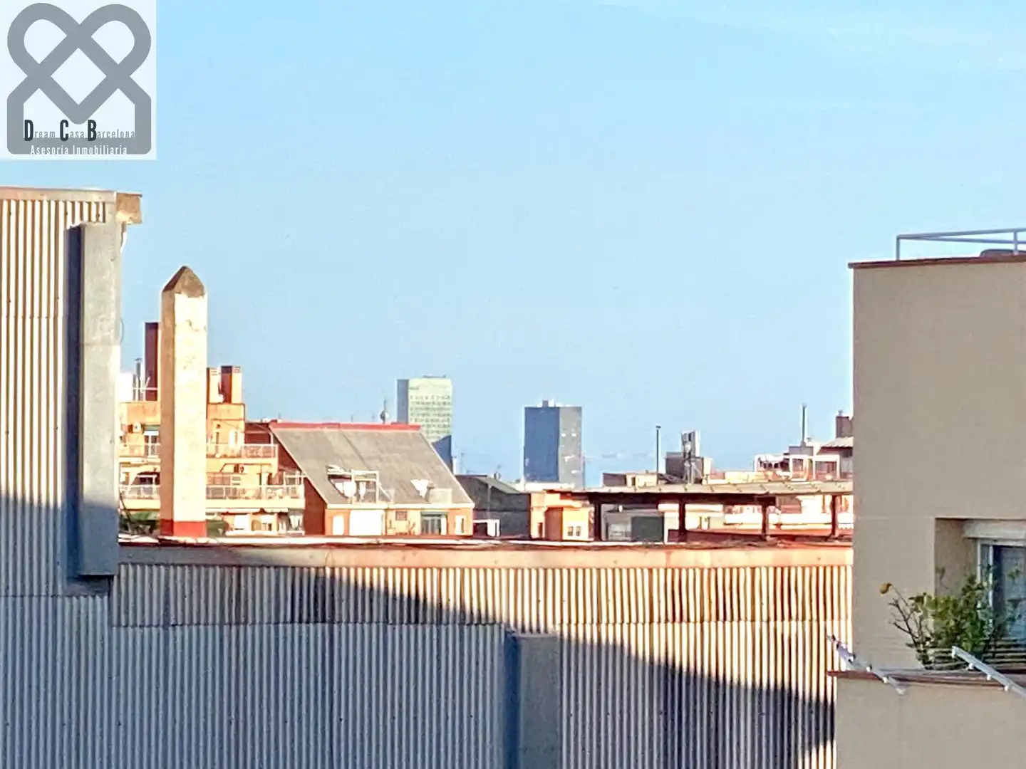 Außenansicht von Dachboden zum Verkauf in Barcelona mit Heizung und Terrasse