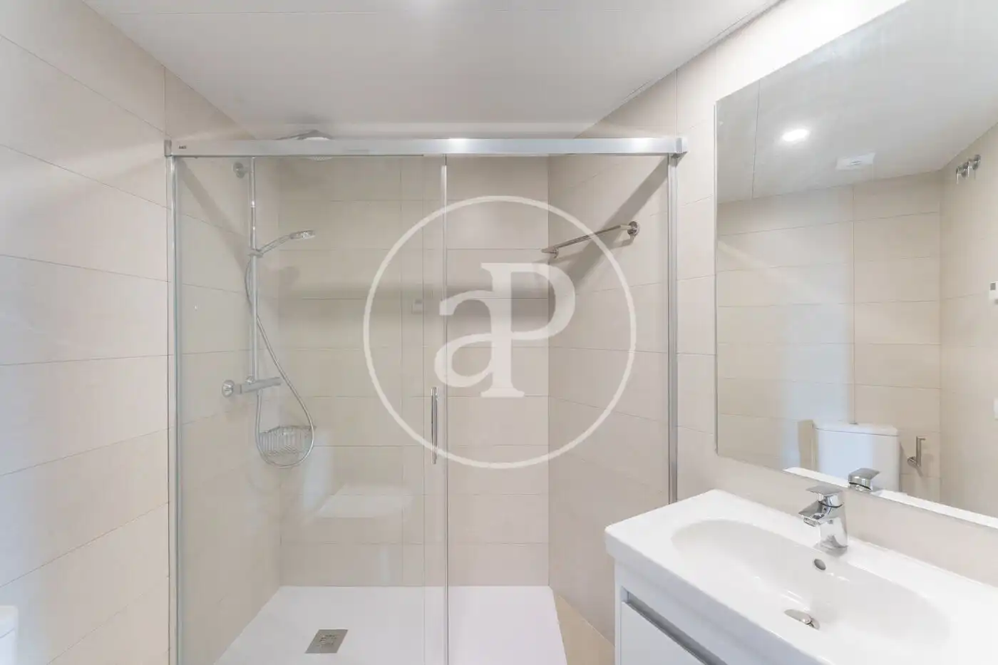 Badezimmer von Wohnung zur Miete in Madrid mit Klimaanlage, Heizung und Privatgarten