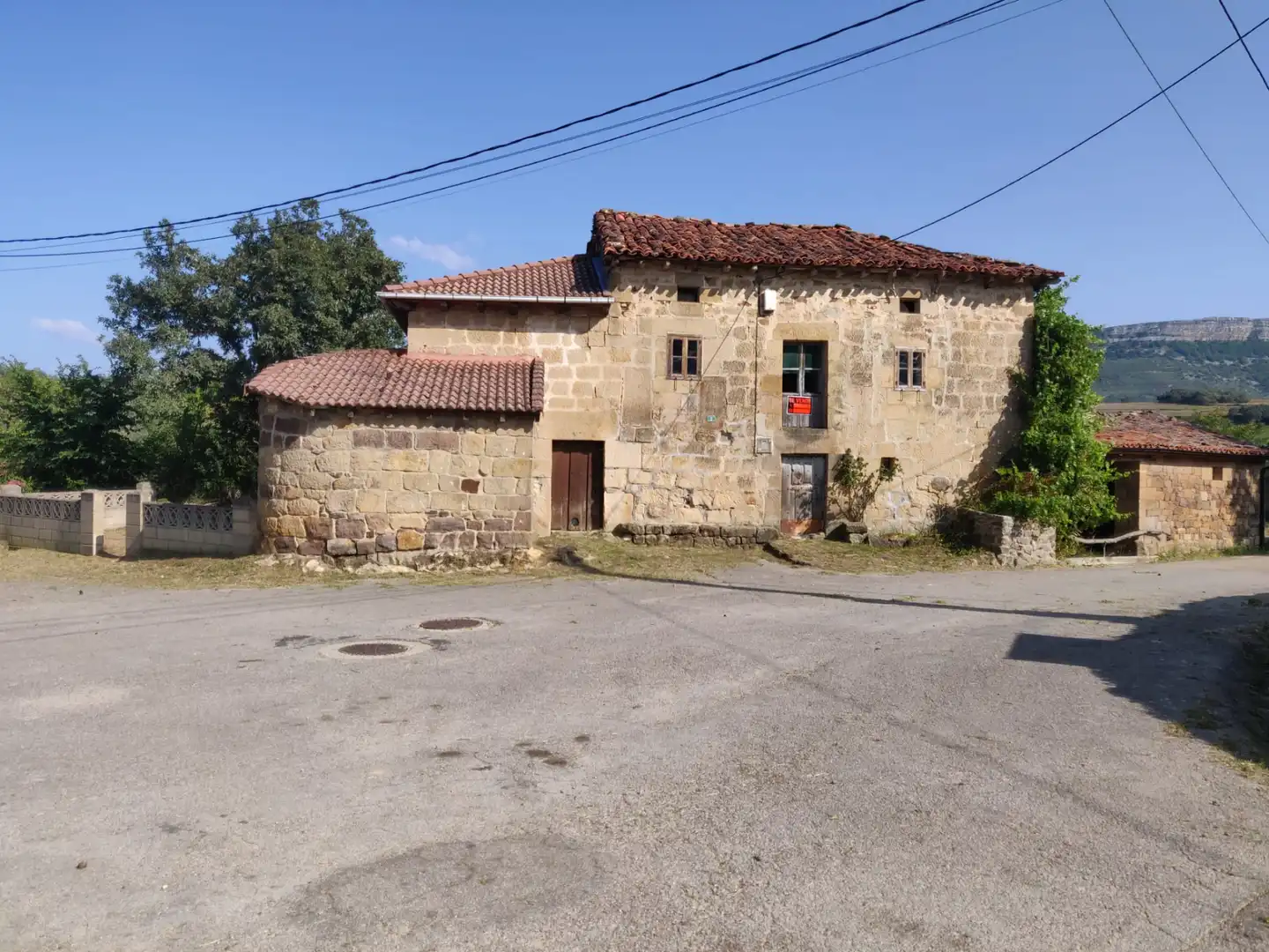 Vista exterior de Casa o xalet en venda en Valderredible amb Jardí privat