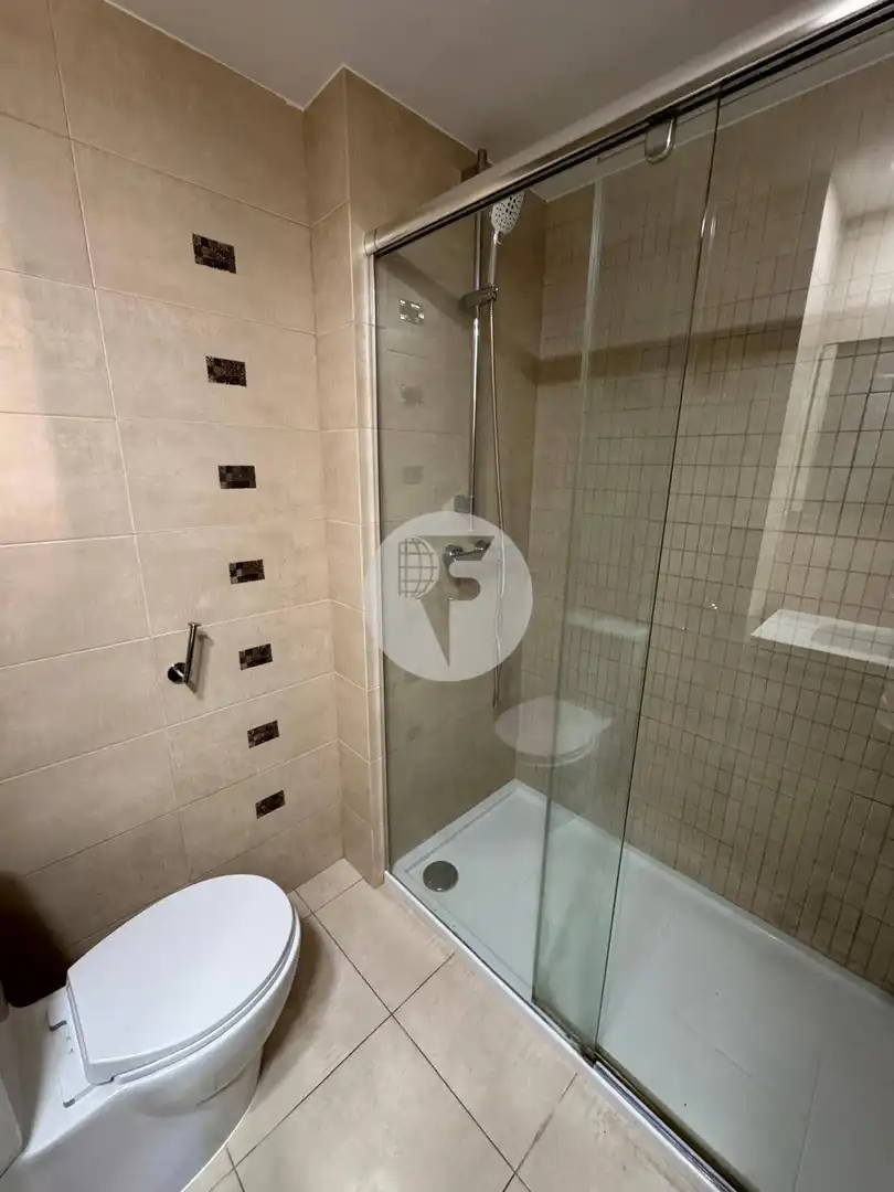 Bathroom of Flat for rent in Terrassa  with Air Conditioner, Heating and Balcony