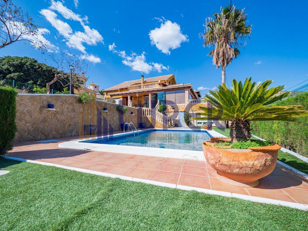 Vista exterior de Casa o xalet en venda en San Vicente del Raspeig / Sant Vicent del Raspeig amb Aire condicionat, Terrassa i Traster