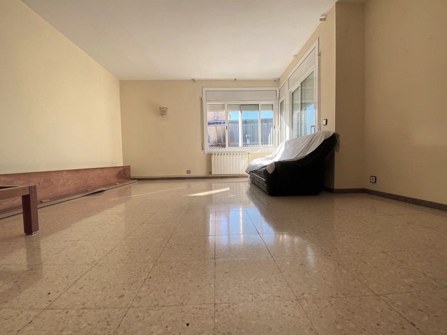 Sala de estar de Piso en venta en Girona Capital con Calefacción, Terraza y Balcón