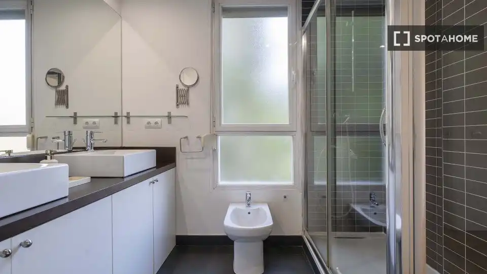 Baño de Piso de alquiler en Madrid con Aire acondicionado, Calefacción y Amueblado