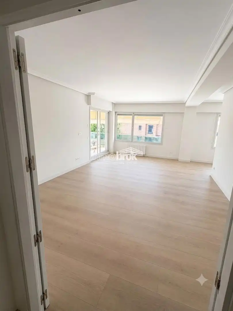 Wohnzimmer von Dachboden zur Miete in La Moraleja mit Klimaanlage, Terrasse und Abstellraum