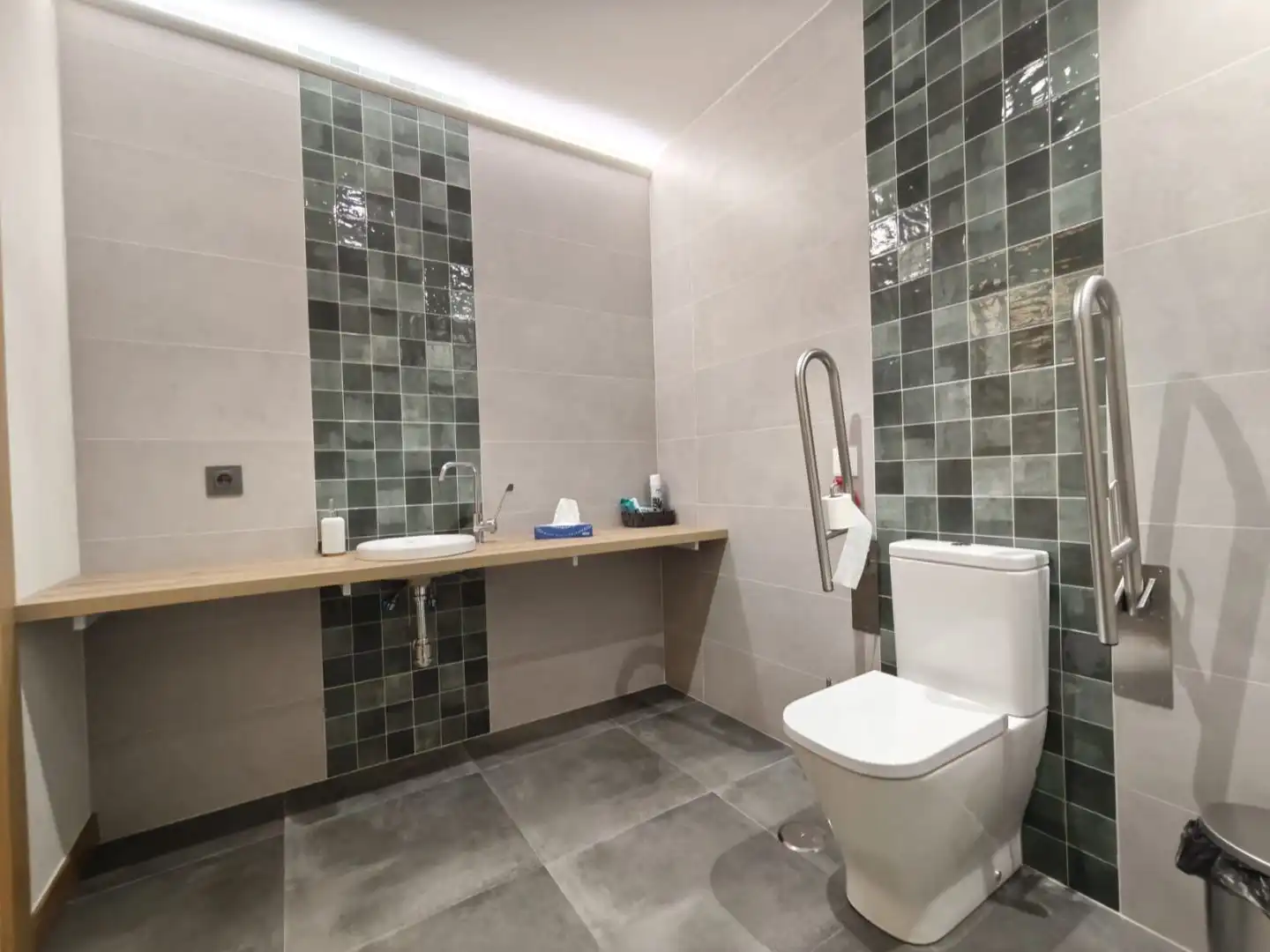 Badezimmer von Büro zur Miete in Madrid mit Klimaanlage, Heizung und Möbliert