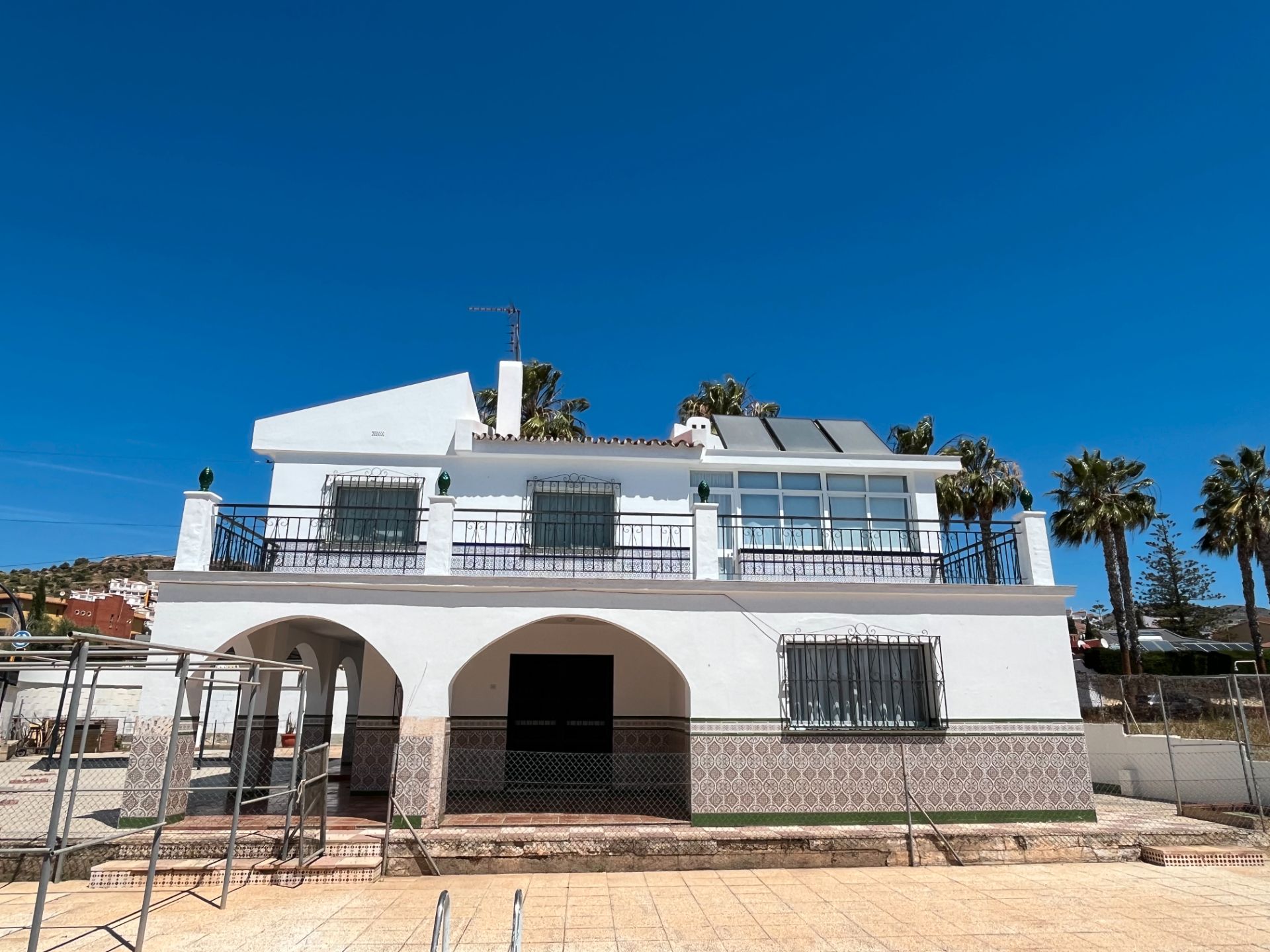 Vista exterior de Casa o xalet en venda en Rincón de la Victoria amb Jardí privat, Terrassa i Piscina