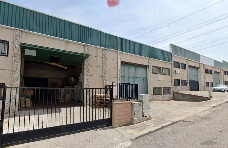 Vista exterior de Nave industrial en venta en Yuncos