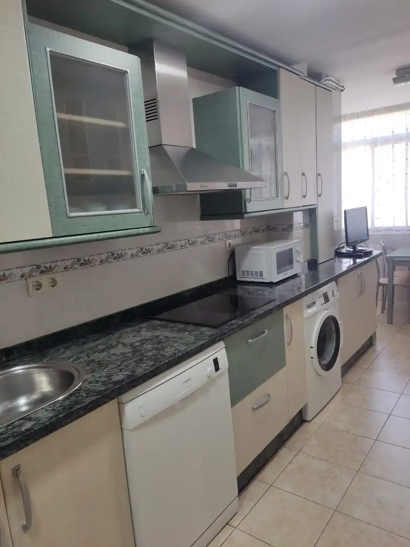 Cuina de Pis de lloguer en Granada amb Aire condicionat, Calefacció i Moblat