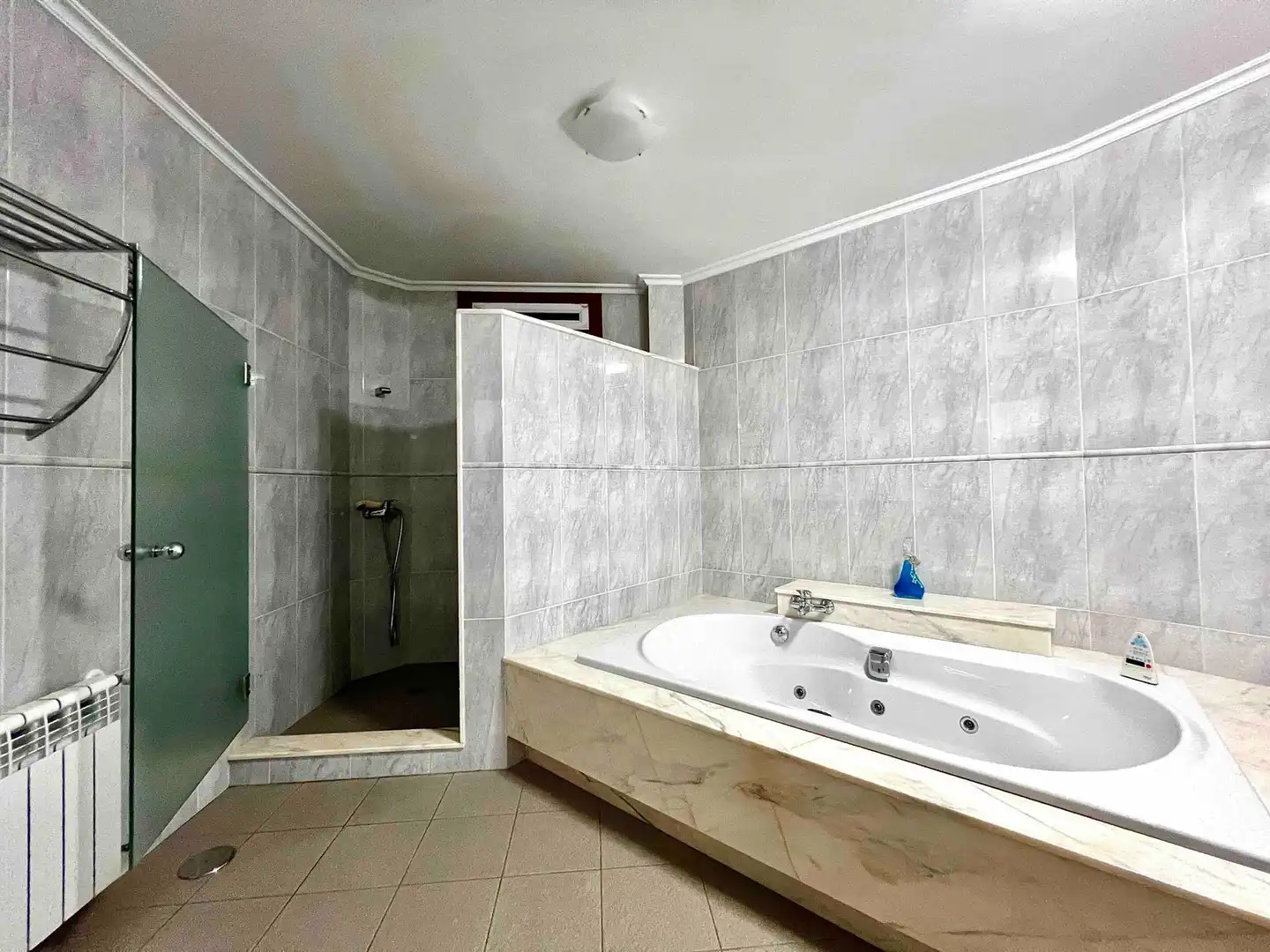 Bany de Casa o xalet en venda en Bergondo amb Calefacció, Jardí privat i Terrassa