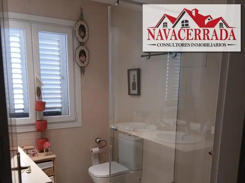 Bany de Casa o xalet en venda en Navacerrada amb Calefacció, Jardí privat i Piscina comunitària