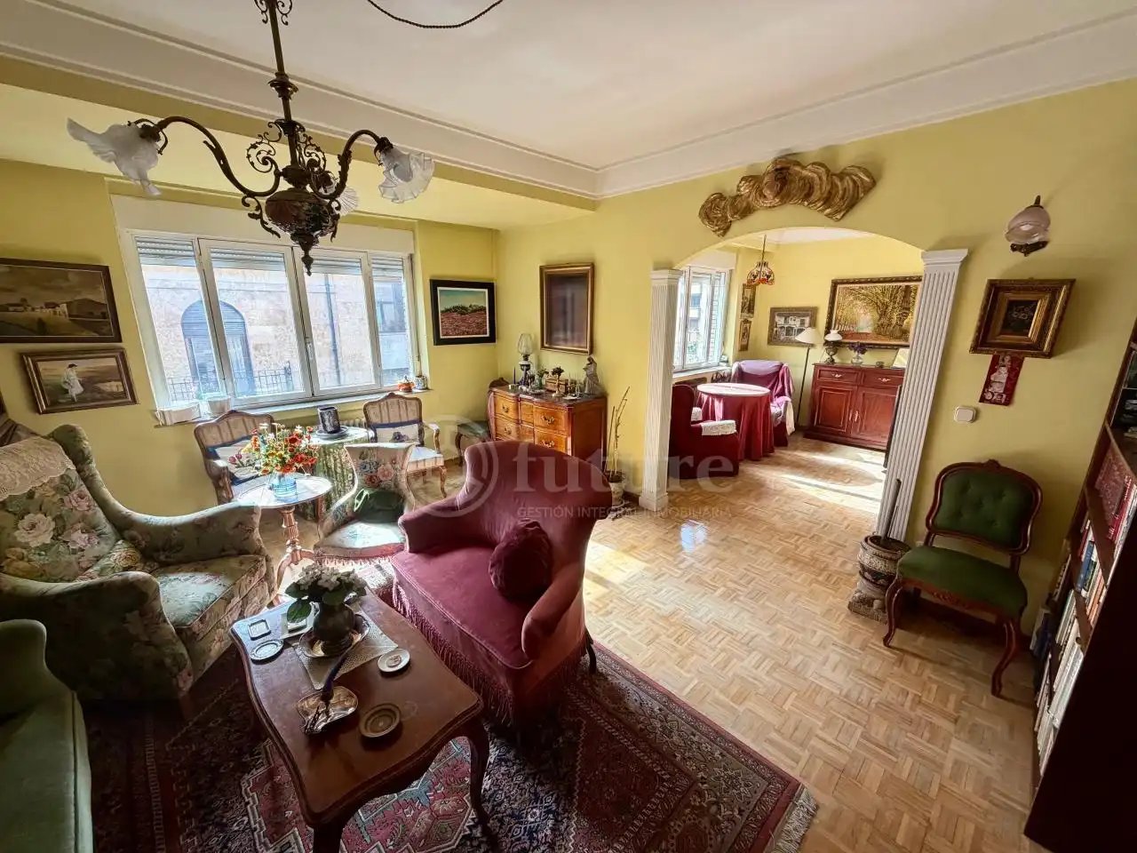 Sala d'estar de Pis en venda en Salamanca amb Calefacció, Parquet i Moblat
