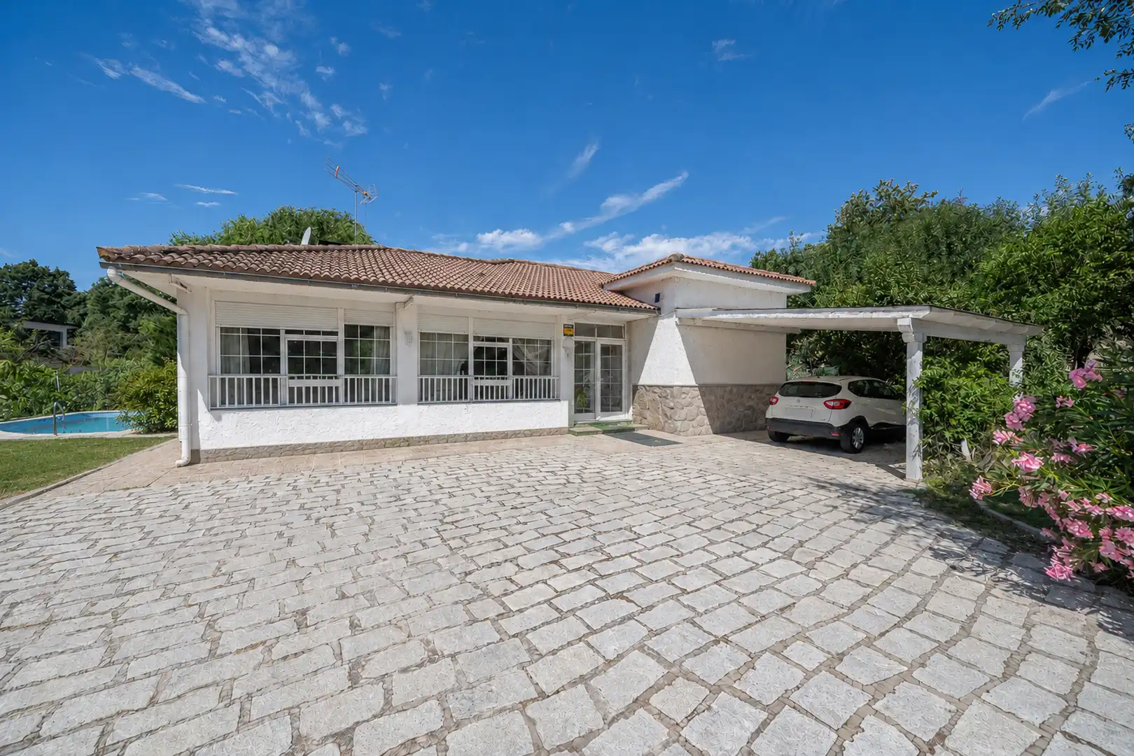 Vista exterior de Casa o xalet en venda en El Escorial amb Jardí privat, Terrassa i Piscina