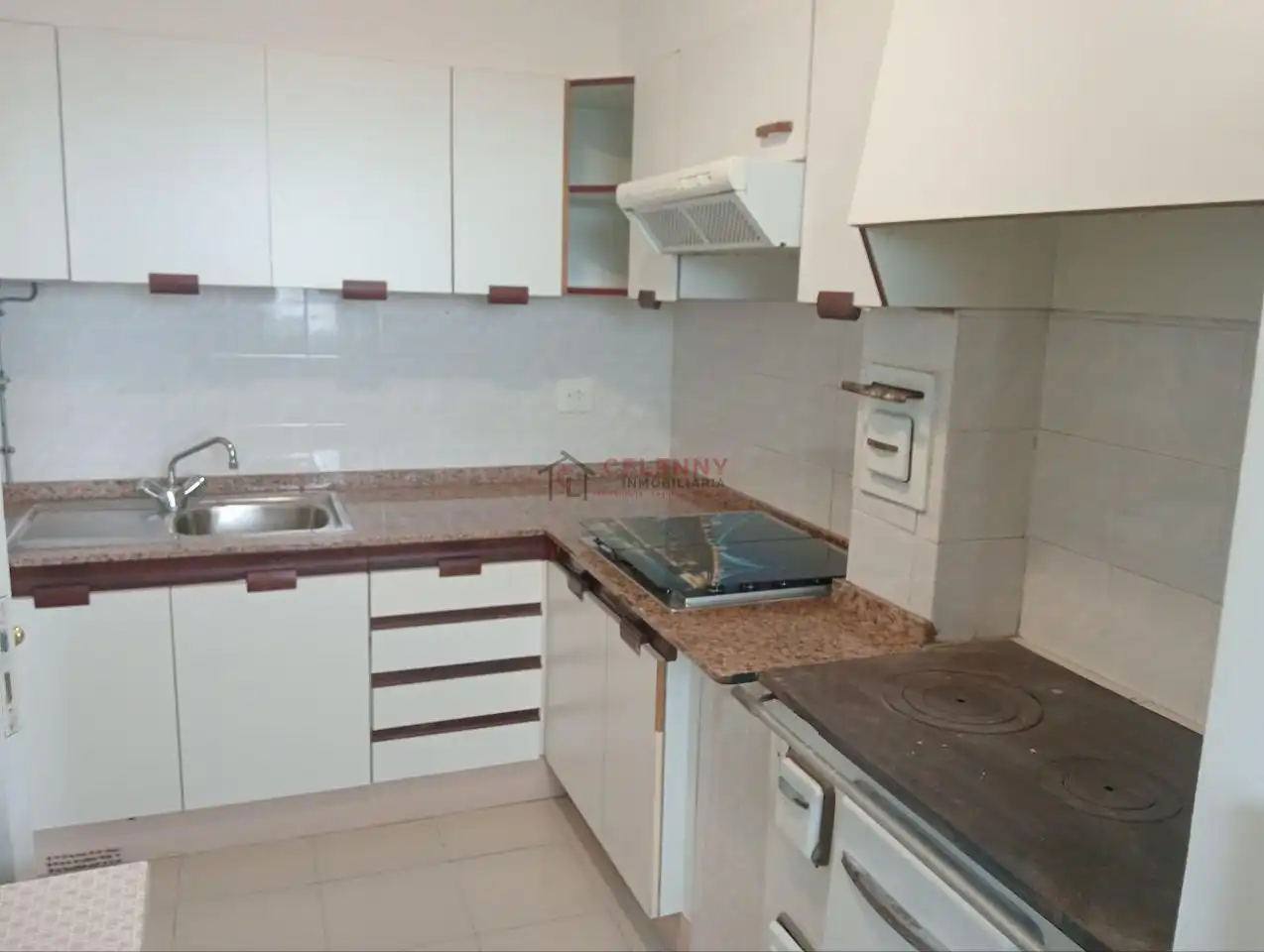 Küche von Einfamilien-Reihenhaus zur Miete in San Cibrao das Viñas mit Heizung und Balkon