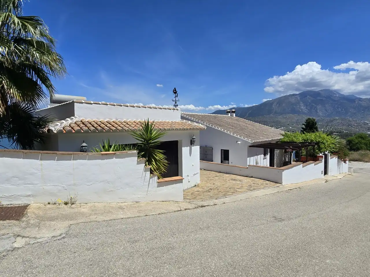 Vista exterior de Casa o xalet en venda en Viñuela amb Aire condicionat, Terrassa i Piscina