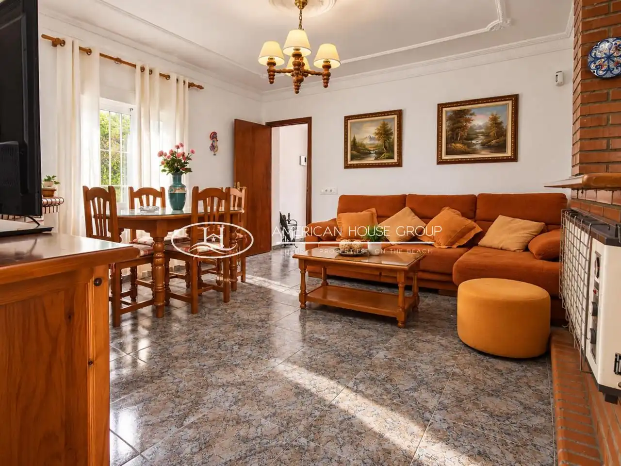 Sala d'estar de Casa o xalet en venda en Chiclana de la Frontera amb Aire condicionat, Jardí privat i Traster