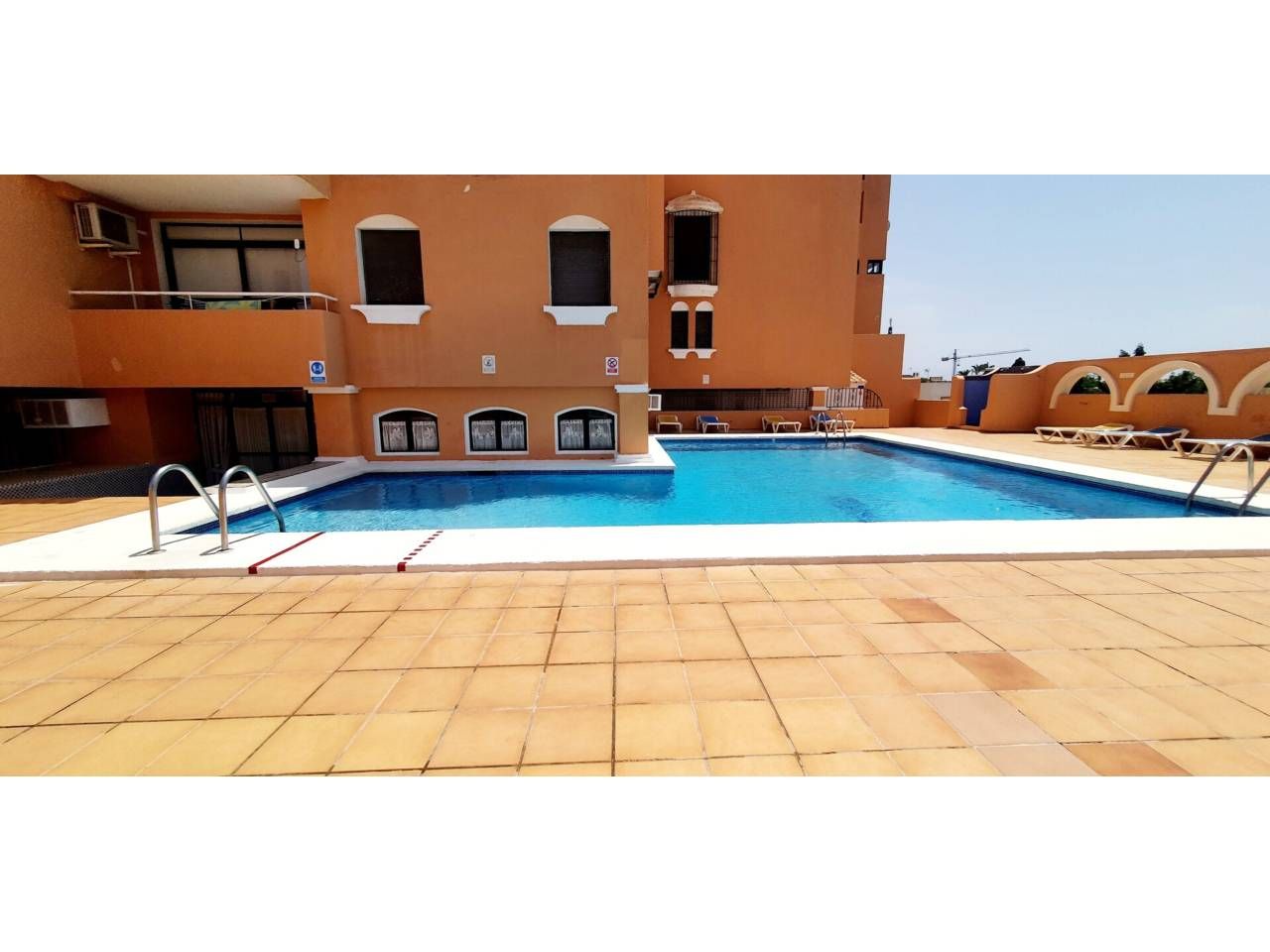 Piscina de Apartament en venda en Roquetas de Mar amb Calefacció, Parquet i Terrassa