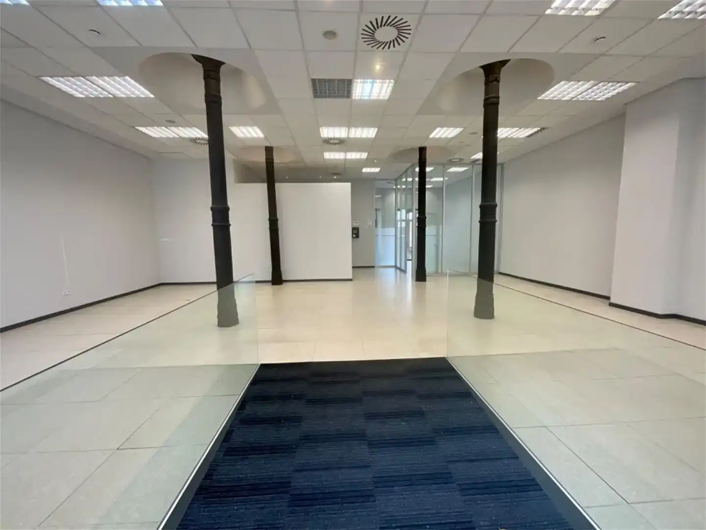 Local de lloguer en Oviedo  amb Aire condicionat