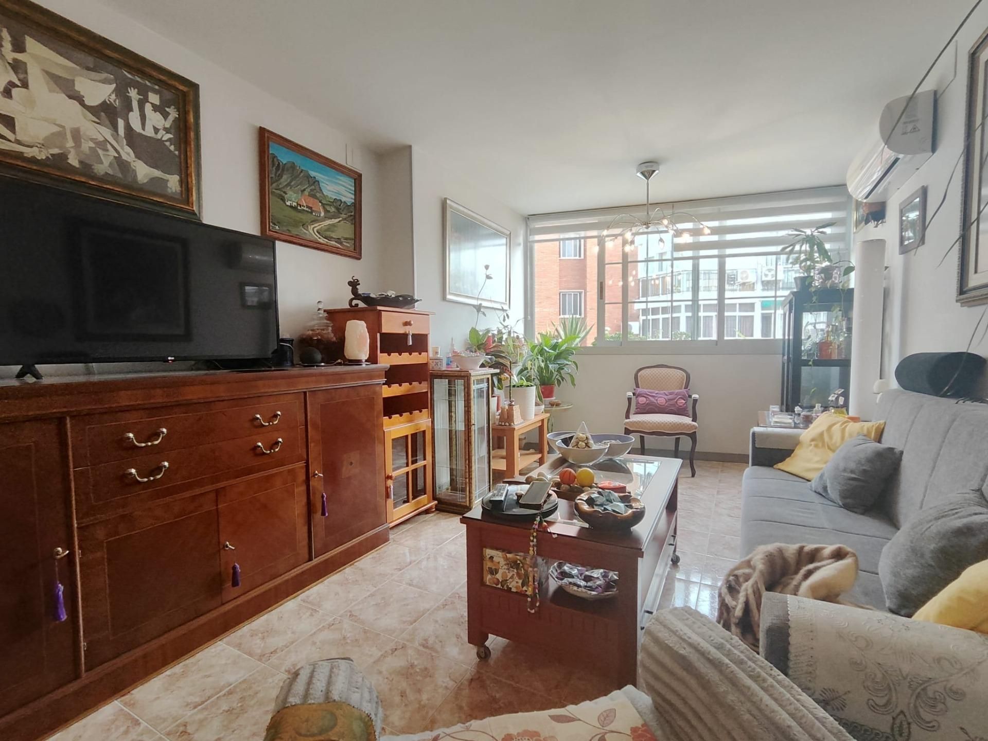 Sala d'estar de Apartament en venda en Torremolinos amb Aire condicionat, Calefacció i Jardí privat