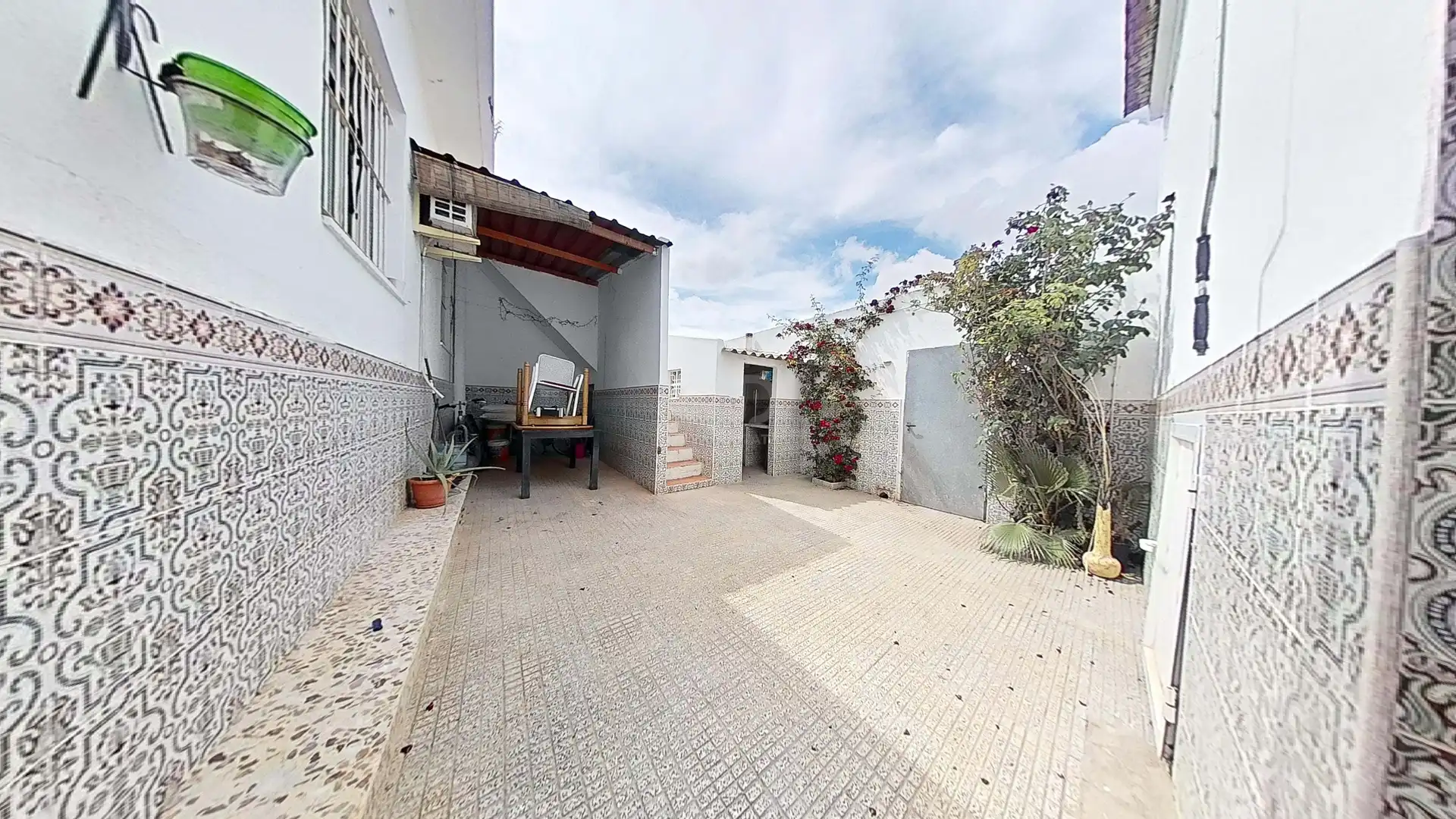 Vista exterior de Casa o xalet en venda en Alicante / Alacant amb Aire condicionat i Calefacció