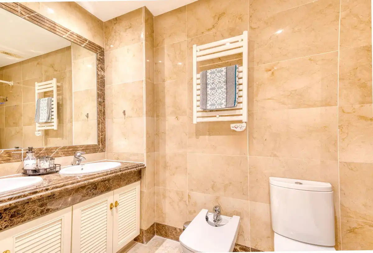 Badezimmer von Einfamilien-Reihenhaus zum Verkauf in Estepona mit Klimaanlage, Terrasse und Alarm