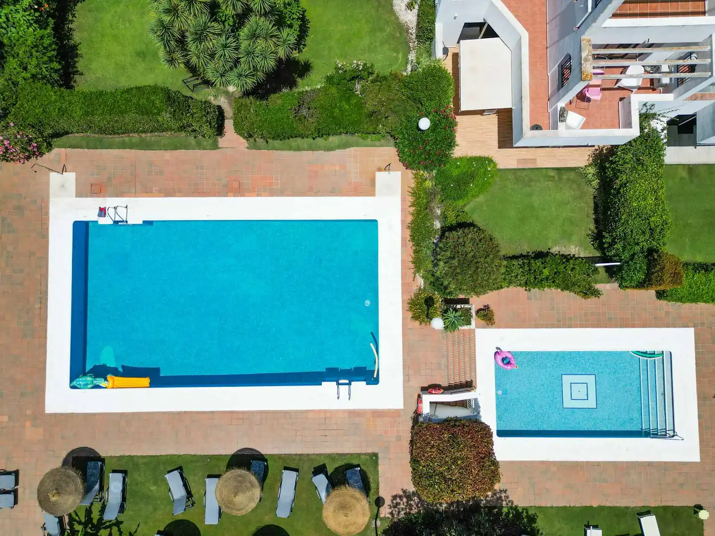 Schwimmbecken von Erdgeschoss zum Verkauf in Sotogrande mit Klimaanlage, Privatgarten und Terrasse