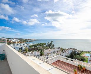 Vista exterior de Àtic en venda en Estepona amb Aire condicionat, Jardí privat i Terrassa