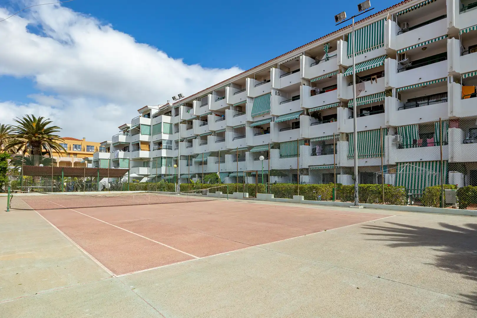 Vista exterior de Piso en venta en San Bartolomé de Tirajana con Terraza, Piscina y Amueblado