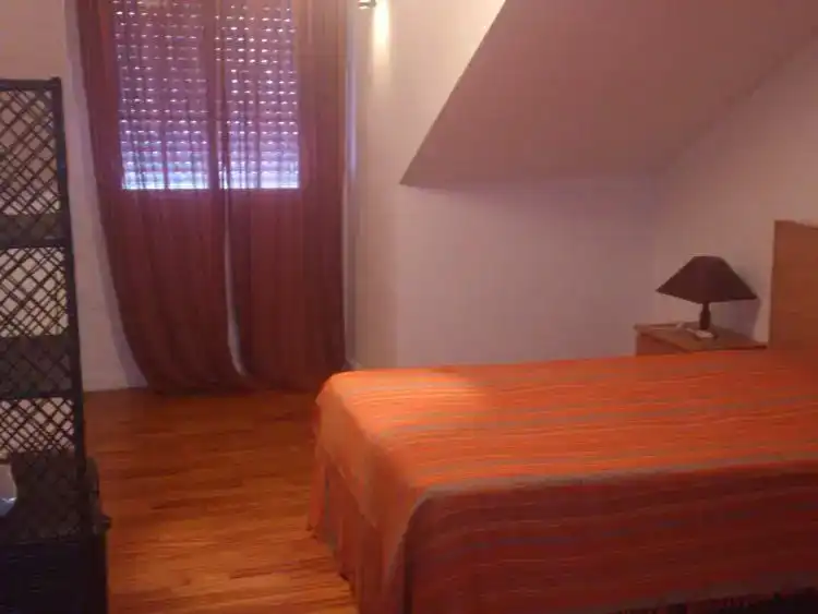 Schlafzimmer von Dachboden zur Miete in Navalmoral de la Mata mit Klimaanlage