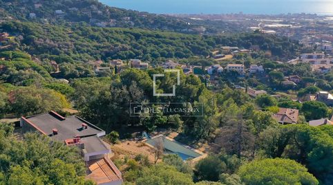 Villa con muchas posibilidades sobre una amplia parcela con vistas al mar en venta en Cabrils