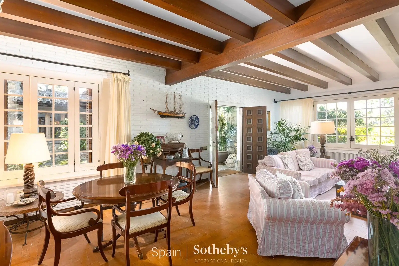 Living room of Country homes for sale in Premià de Dalt  with Air Conditioner, Heating and Private garden