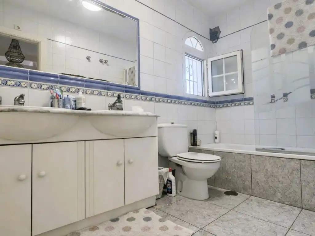 Bany de Casa adosada en venda en Orihuela amb Aire condicionat, Jardí privat i Moblat