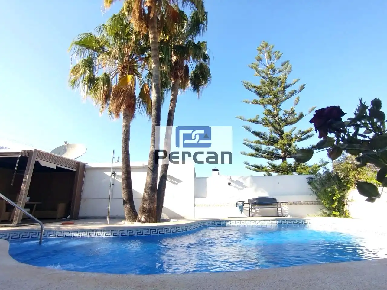 Vista exterior de Casa o xalet en venda en El Campello amb Aire condicionat, Jardí privat i Terrassa