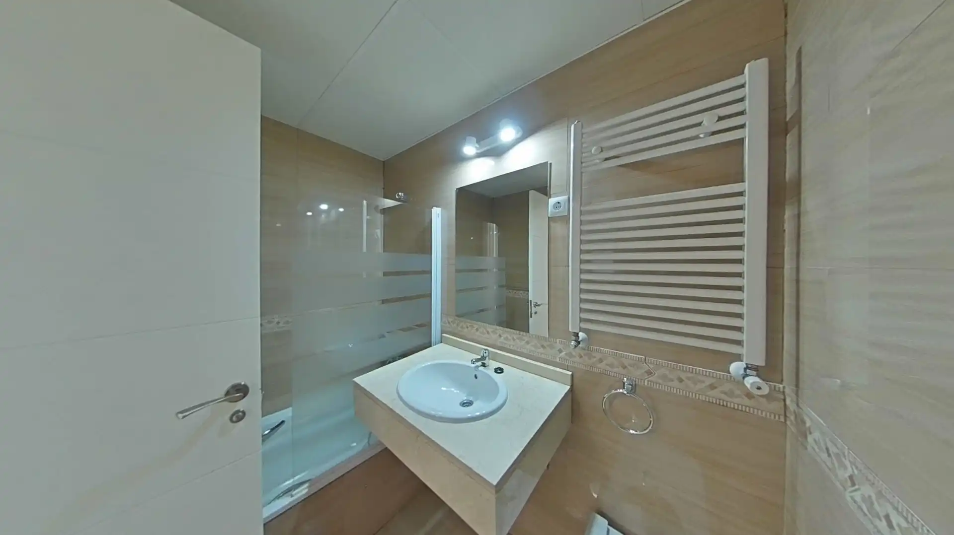 Bathroom of Flat for sale in Madrid  with Air Conditioner, Heating and Parquet flooring