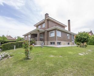 Vista exterior de Casa o xalet en venda en Alcorcón amb Aire condicionat, Calefacció i Jardí privat